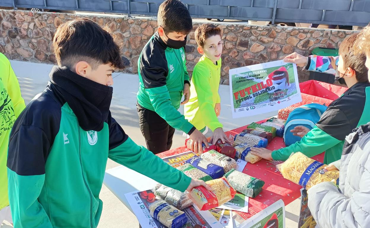 Entregando los alimentos