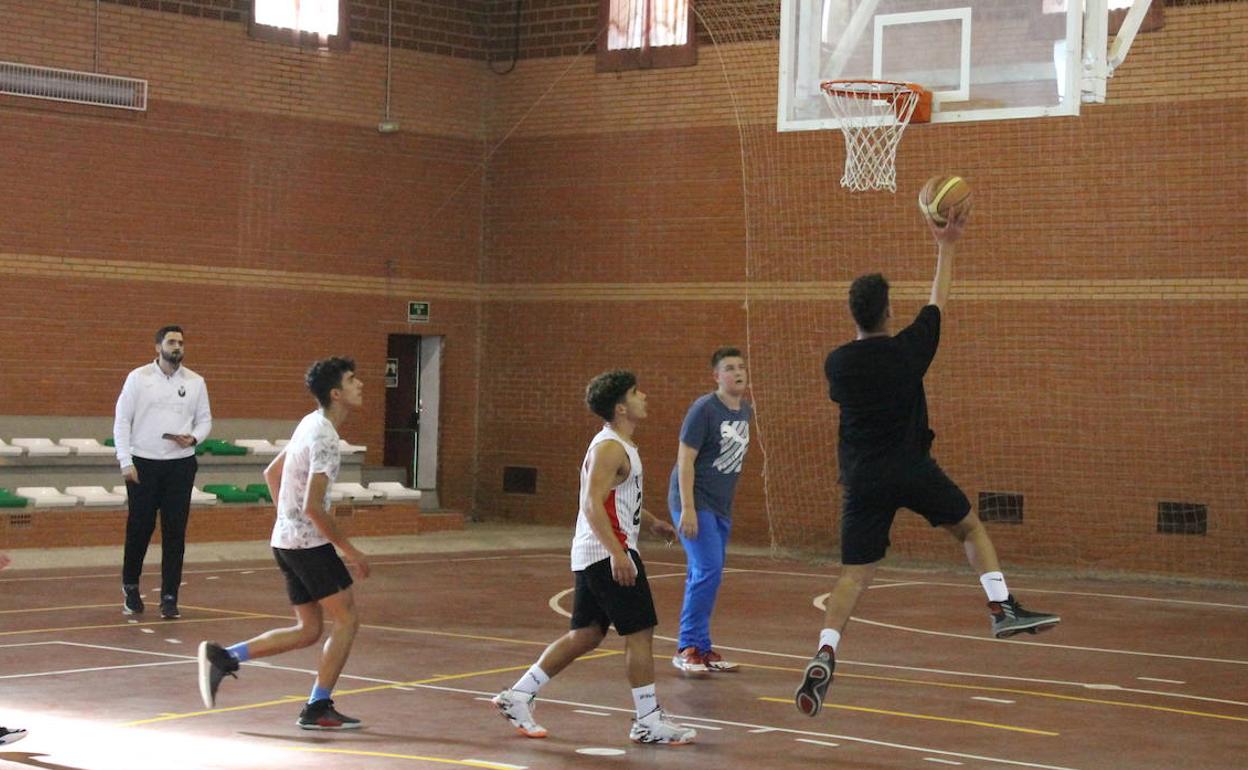 El pabellón acoge un campeonato de baloncesto