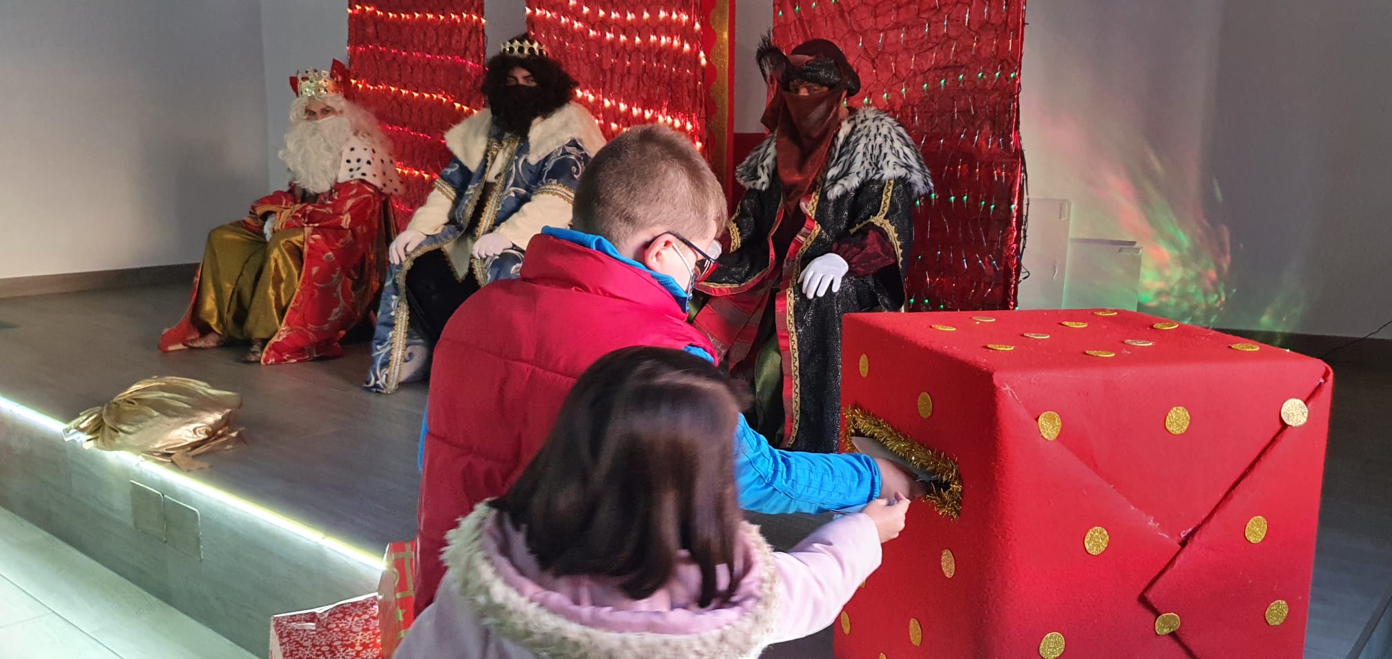 Fotos: Entrega de las cartas a SSMM Los Reyes Magos (03-01-2022)