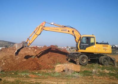 Imagen secundaria 1 - 1. Cartel informativo de la obra. 2. La maquinaria llevando a cabo sus labores. 3. Construcción del pozo
