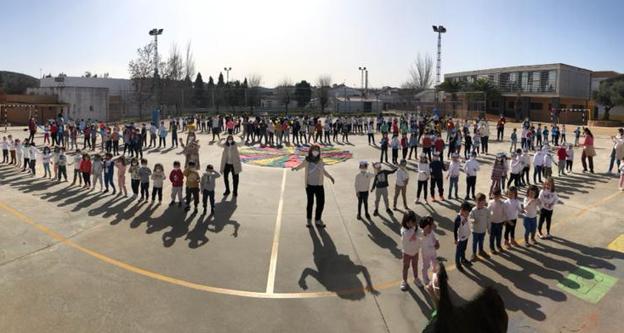 Imagen principal - 1. Baile por la pza de todos los alumnos. 2. Mural que se está confecionando. 3. Lectura de uno de los cursos