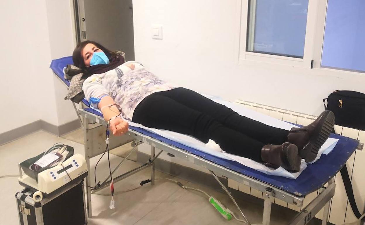 La vecina Rosi Catela Garcia durante su donación