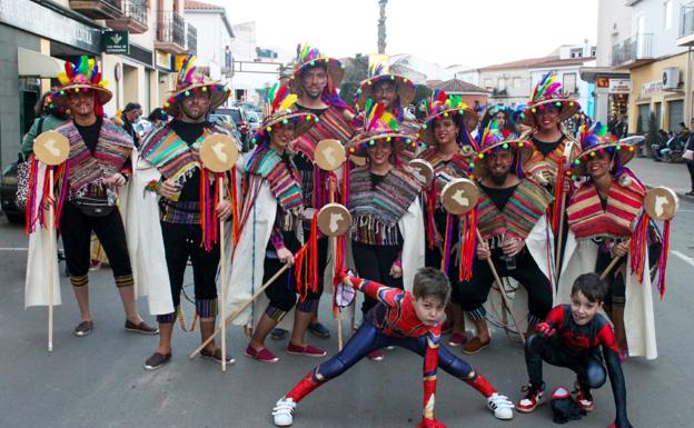 Imagen. Comparsa adulta ganadora durante el desfile