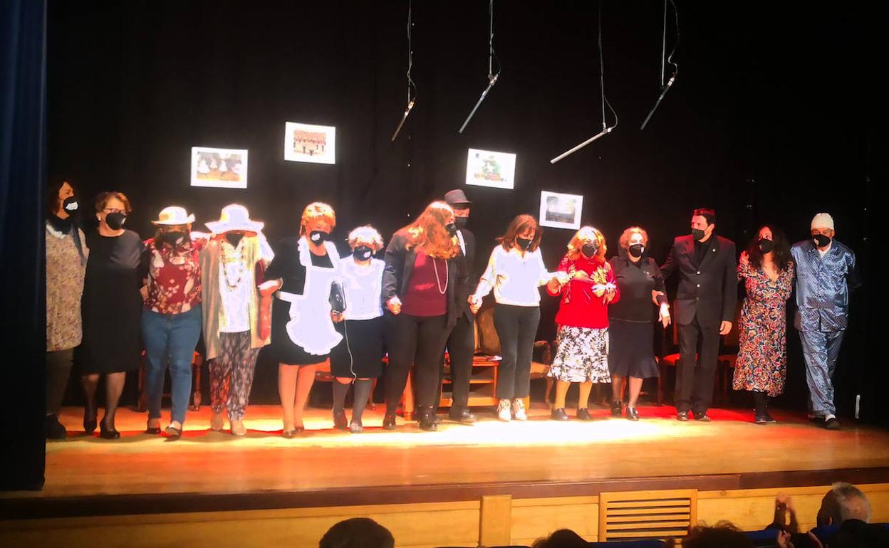 Los actores y actrices saludan y agradecen el apoyo recibido
