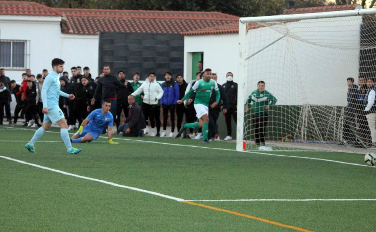 Manu, los rivales y los aficionados miran fijamente como entra en balón en el gol de la victoria del Racing Valverdeño