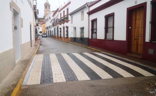 Paso de peatones elevado en la calle Olivenza de Valverde de Leganés