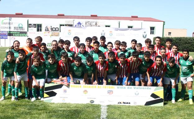 Imagen. Plantillas de la EMD Valverde y el Atlético de Madrid