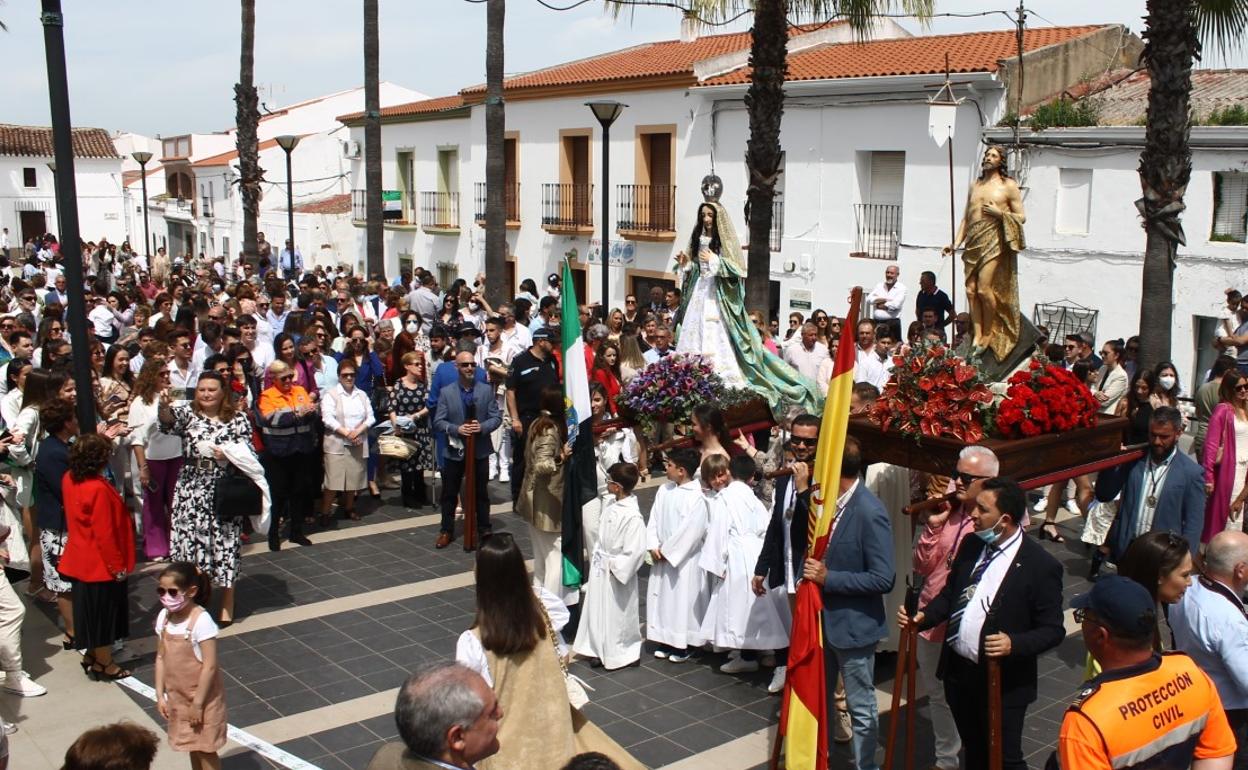Una plaza abarrotada disfrutó del encuentro entre Jesús Resucitado y la Virgen en el domingo de Resurreción en Valverde