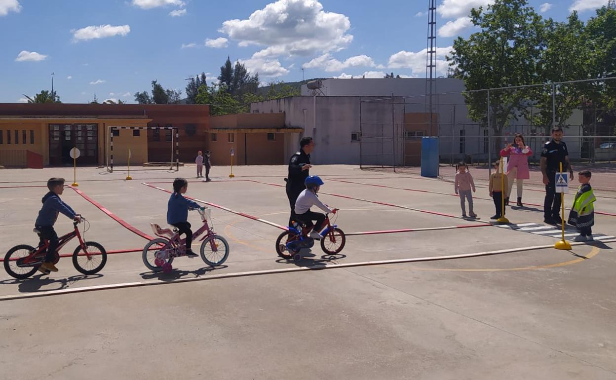 Los escolares escuchan atentos las indicaciones de los agentes