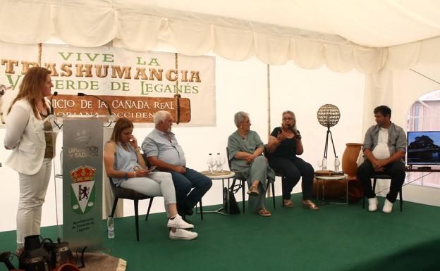 Imagen principal - Mesa redonda sobre la trashumancia, actuación de la Banda de Música y venta de quesos