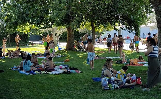Imagen principal - Algunas imágenes en este primer día de apertura de la piscina