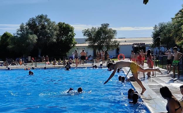 Imagen principal - Imágenes en este primer día de apertura de la piscina