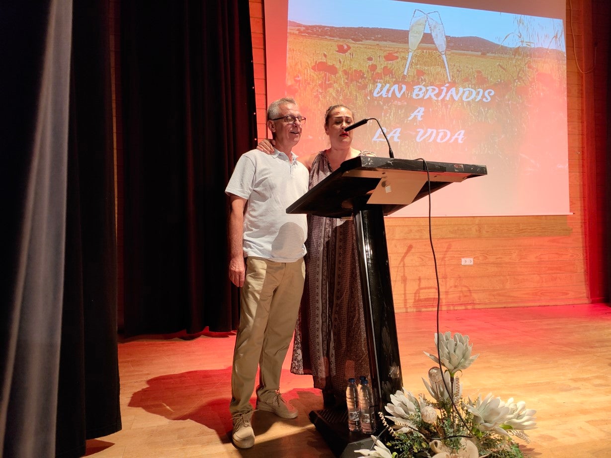 Fotos: Entrega de la recaudación de la venta del libro 'De los bailes de salón al botellón'
