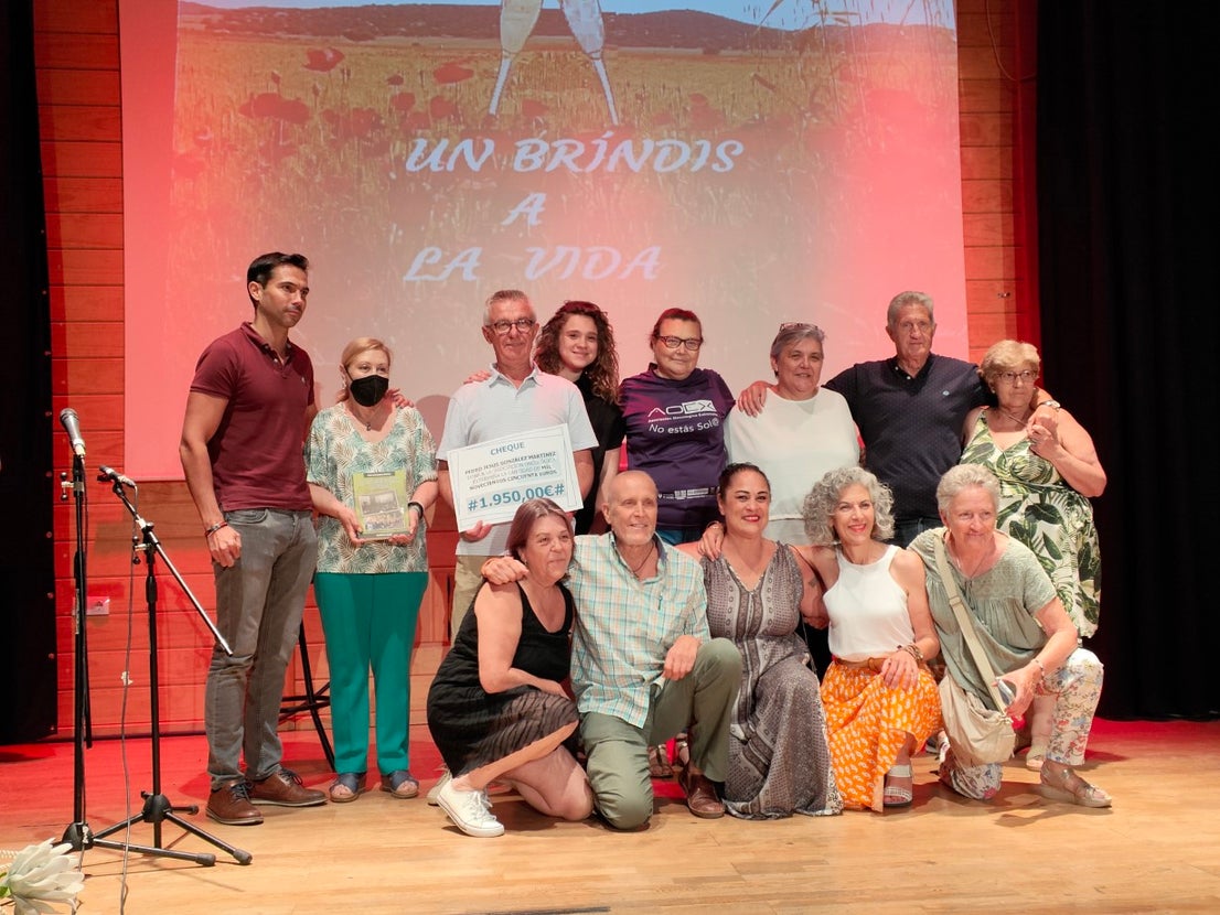 Fotos: Entrega de la recaudación de la venta del libro 'De los bailes de salón al botellón'
