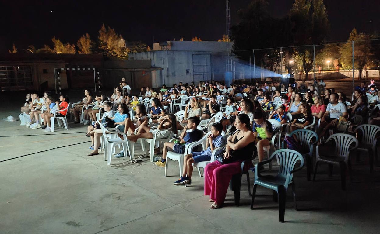 Cine de verano: Los valverdeños disfrutan de la comedia 'A todo tren, destino Asturias'