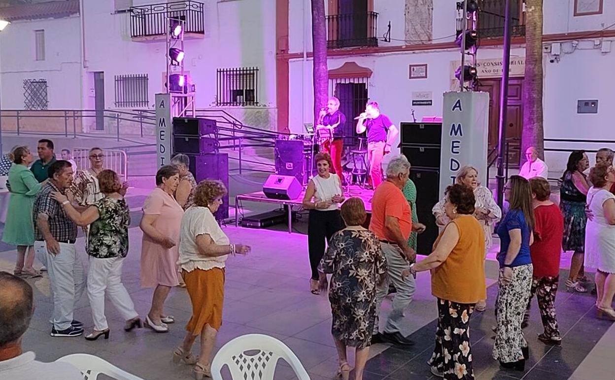 Baile con el que se cerró la Semana del Mayor en Valverde de Leganés