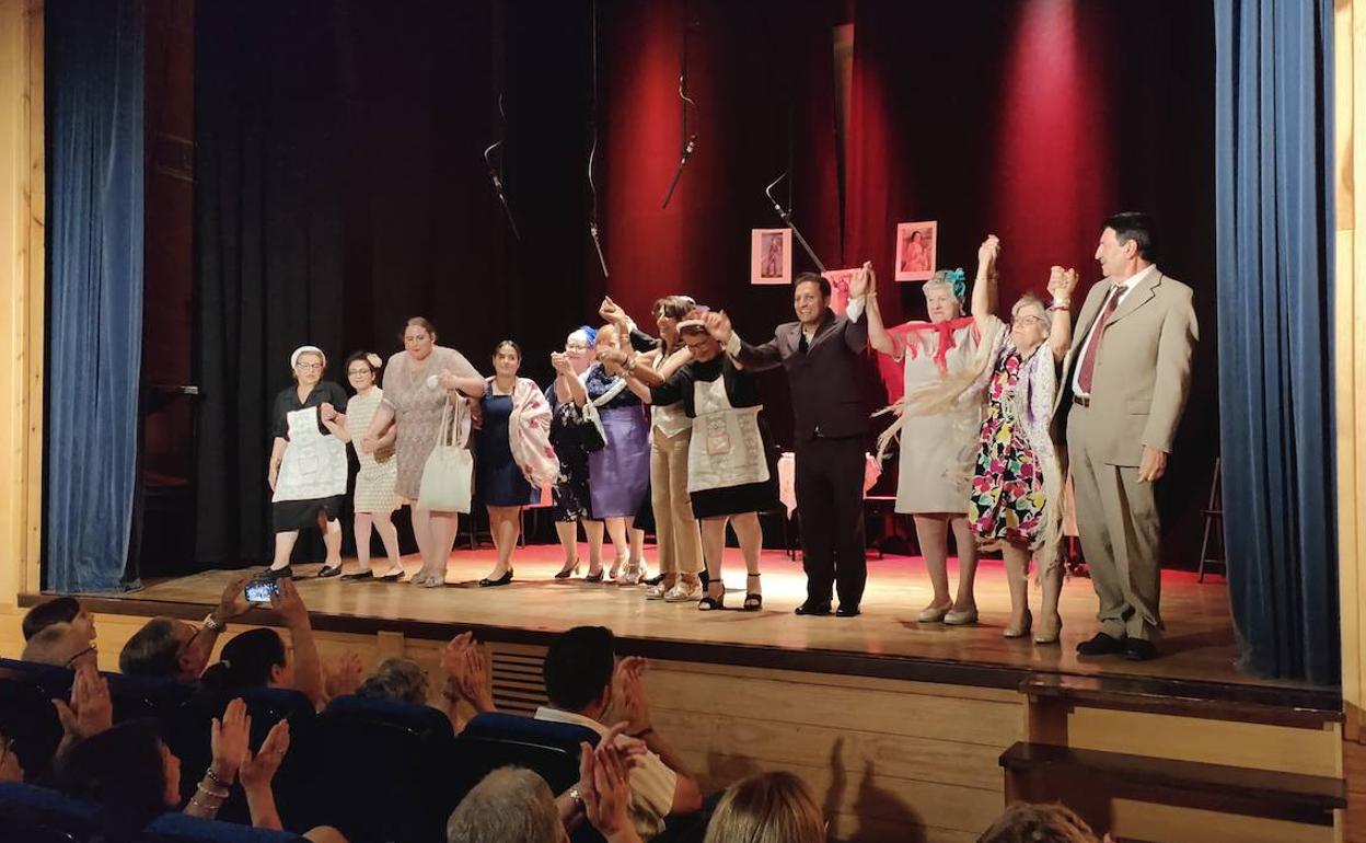 Los protagonistas saludan a los presentes