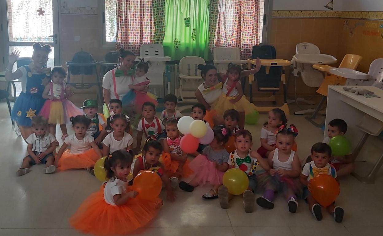 Los pequeños de la guardería junto a sus maestras