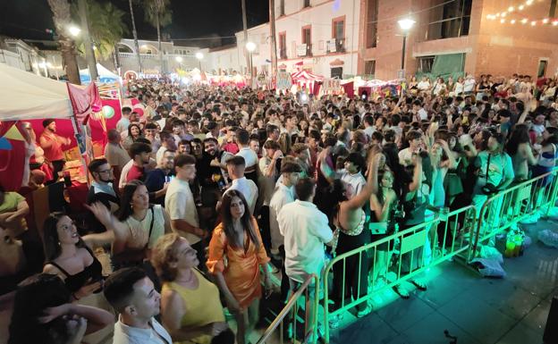 Una plaza abarrotada disfrutando de Los Bartolos