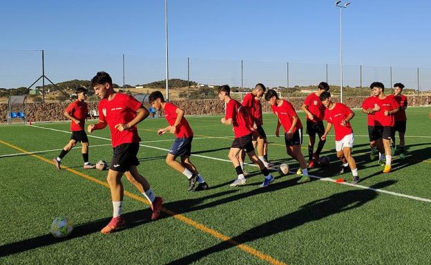Imagen principal - Imágenes del entrenamiento de los juveniles del Racing Valverdeño