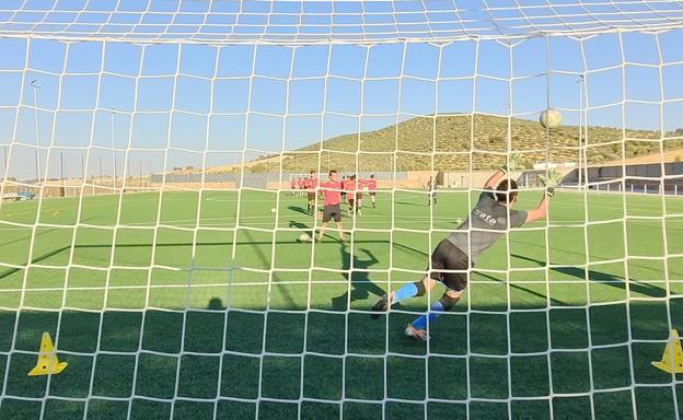 Imagen principal - Imágenes del entrenamiento de los juveniles del Racing Valverdeño