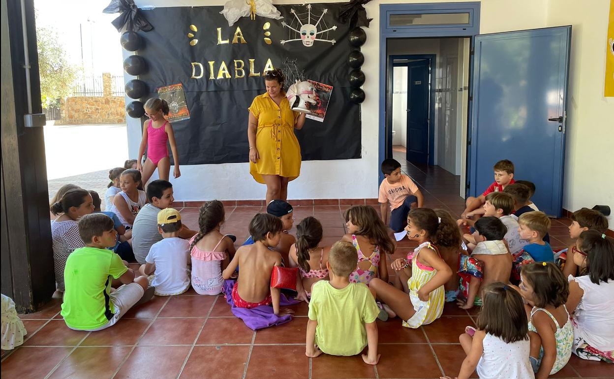 Luisa Gaitán explica algunos detalles a los pequeños