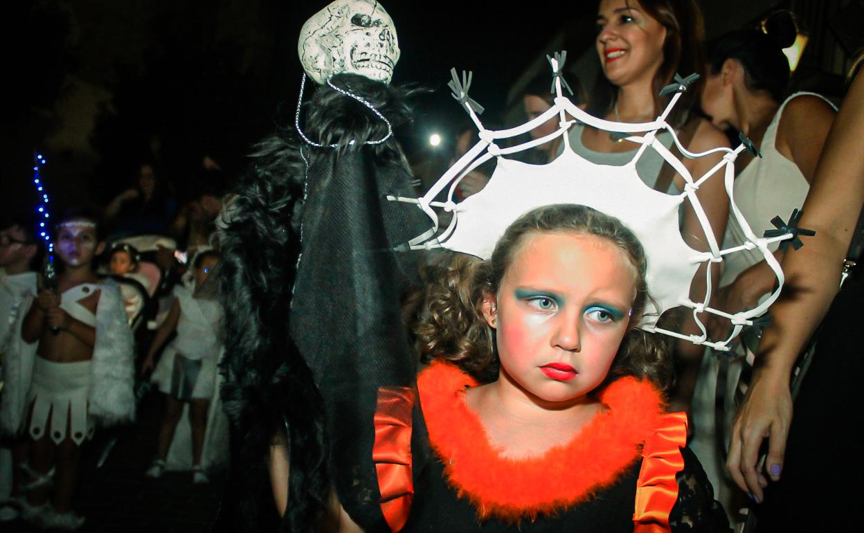 Una de las pequeñas participantes en el desfile y disfrazada de la Gran Diabla