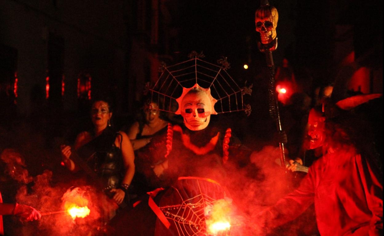 La Diabla durante su recorrido, destruyendo todo a su paso