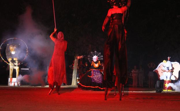 Imagen. La Diabla salva a los dos Bartolos finalistas de las llamas del fuego