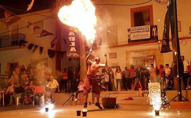Imagen principal - Espectáculo de fuego y malabares y tapas de la Diabla en La Cascada