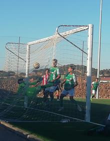 Imagen secundaria 2 - 1. Equipo titular del San Serván. 2. Capitanes y trío arbitral. 3. Gol de Miguel para el Racing Valverdeño