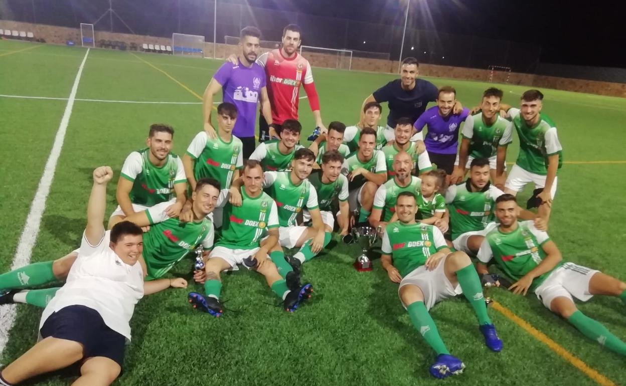 Los valverdeños celebrando la victoria