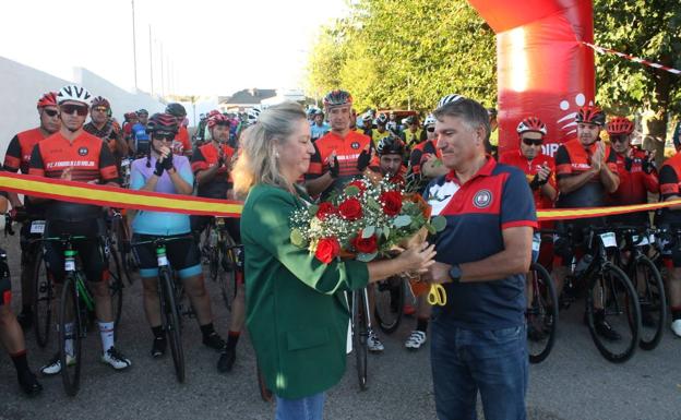 La organización entrega un ramo de flore a los familiares de 'El Alemán'