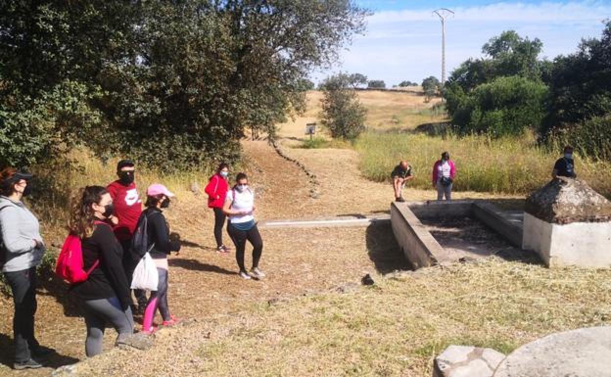 Ruta senderista por la senda que será recuperada