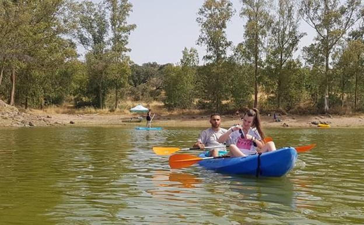Jornada de piragüismo en el pantano de Piedra Aguda