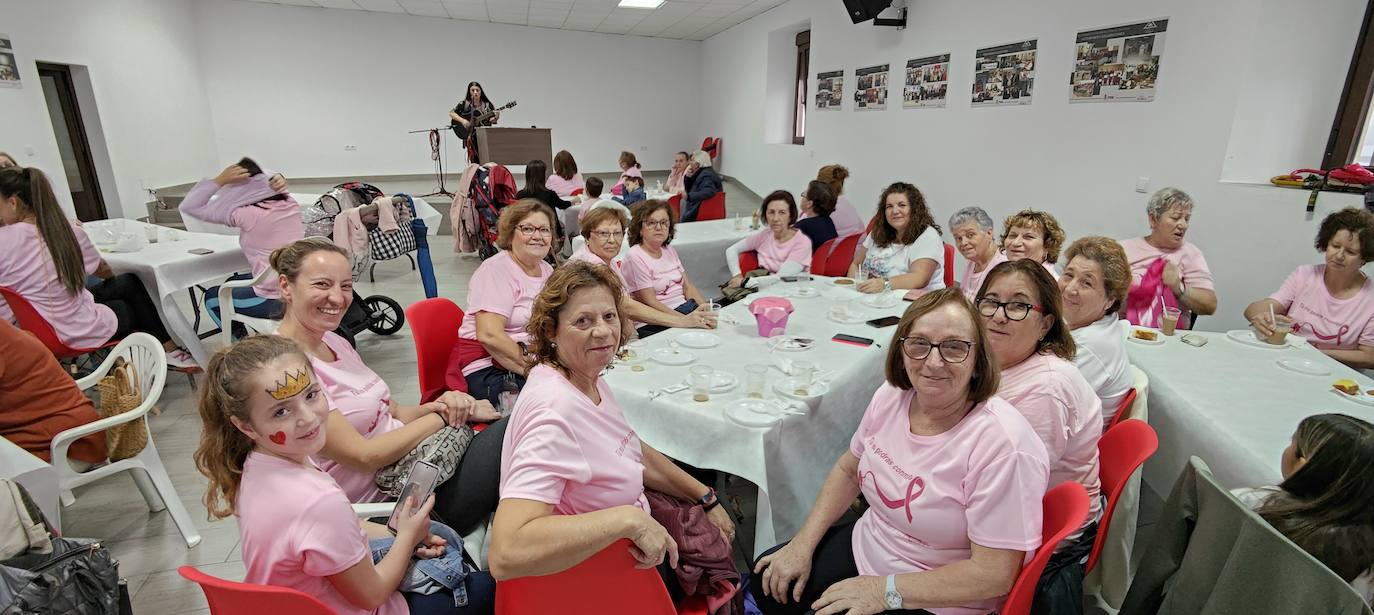 Fotos: Merienda Solidaria de la Semana contra el Cáncer de Mama