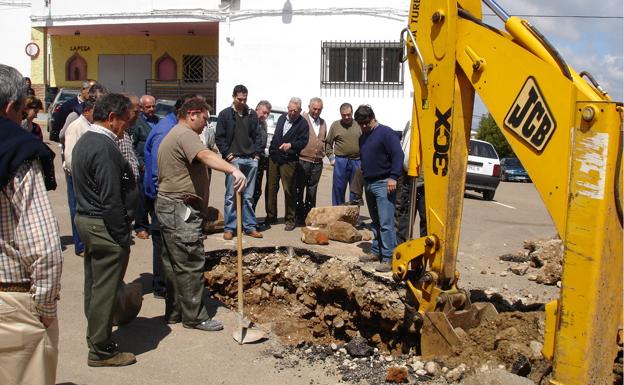 Imagen principal - 1. Numerosos vecinos acudieron al descrubrimiento de la Fuente. 2. Descrubriendo la Fuente. 3. Juan Antonio Doblado Durán