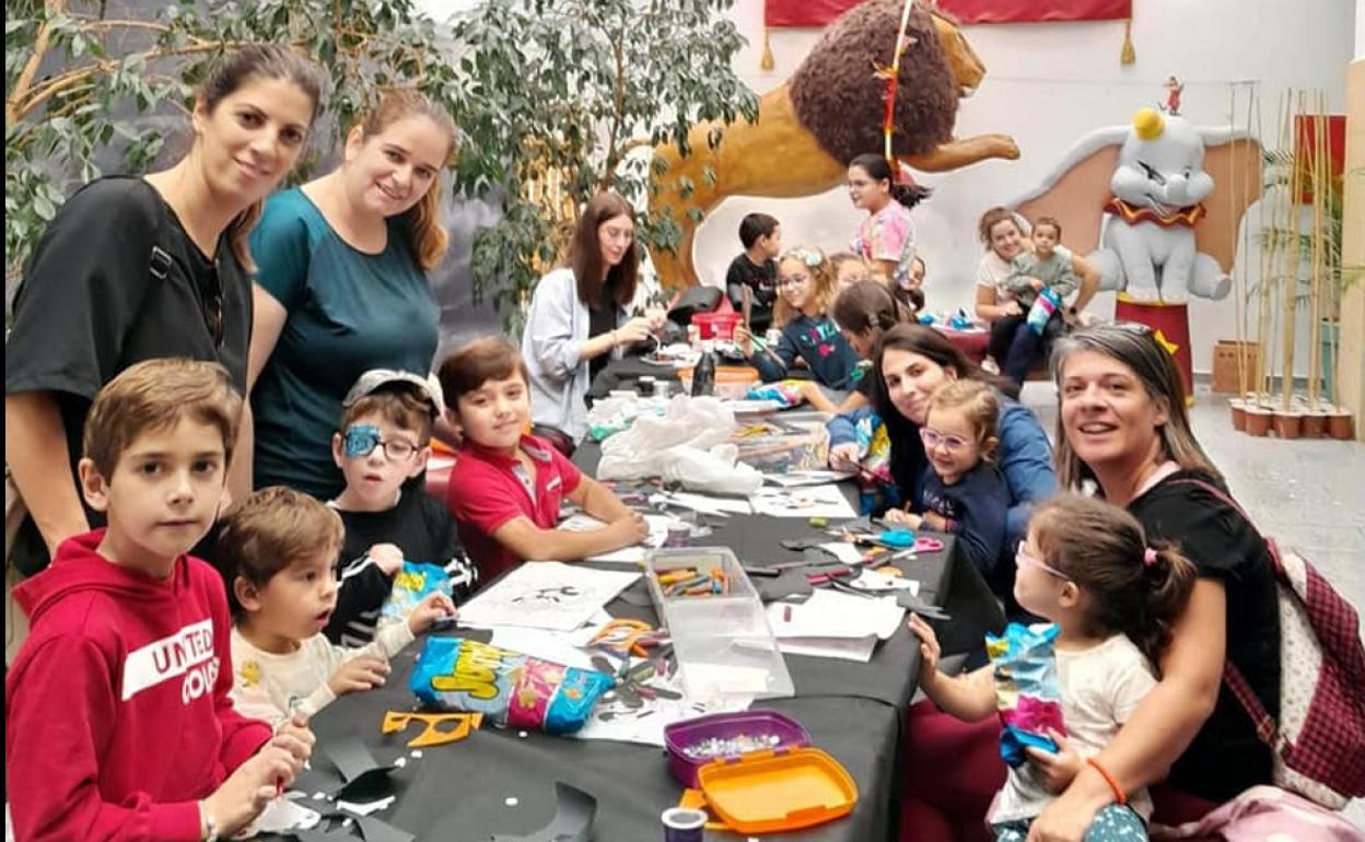 Pequeños y no tan pequeños disfrutando de los talleres de Halooween