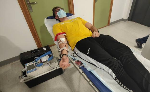 David, un joven que contribuye donando su sangre