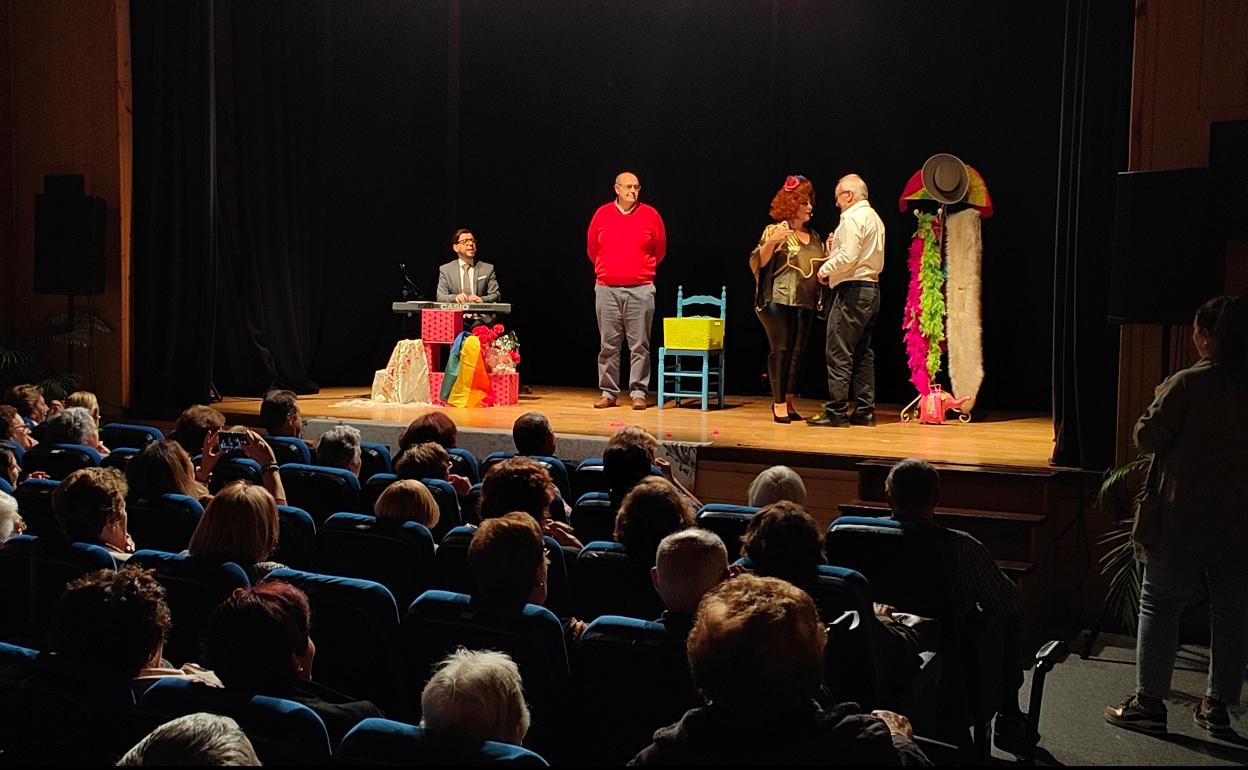 El público también fue partícipe en la obra de teatro 'Moderna Folklórica' con la que se cerró este V ValverArtex