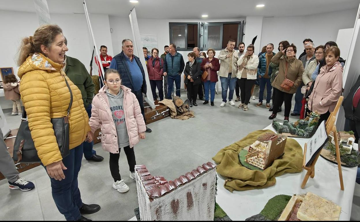 Durante el encuentro con los autores de la exposición