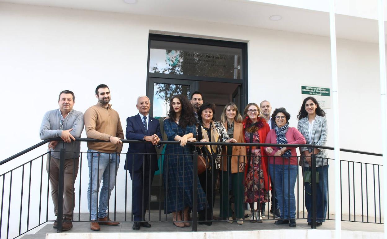 Foto de familia con todos los autónomos y emprendedores que ocupan su espacio en el Centro de Impulso Comercial y Profesional 'La Fontanina'