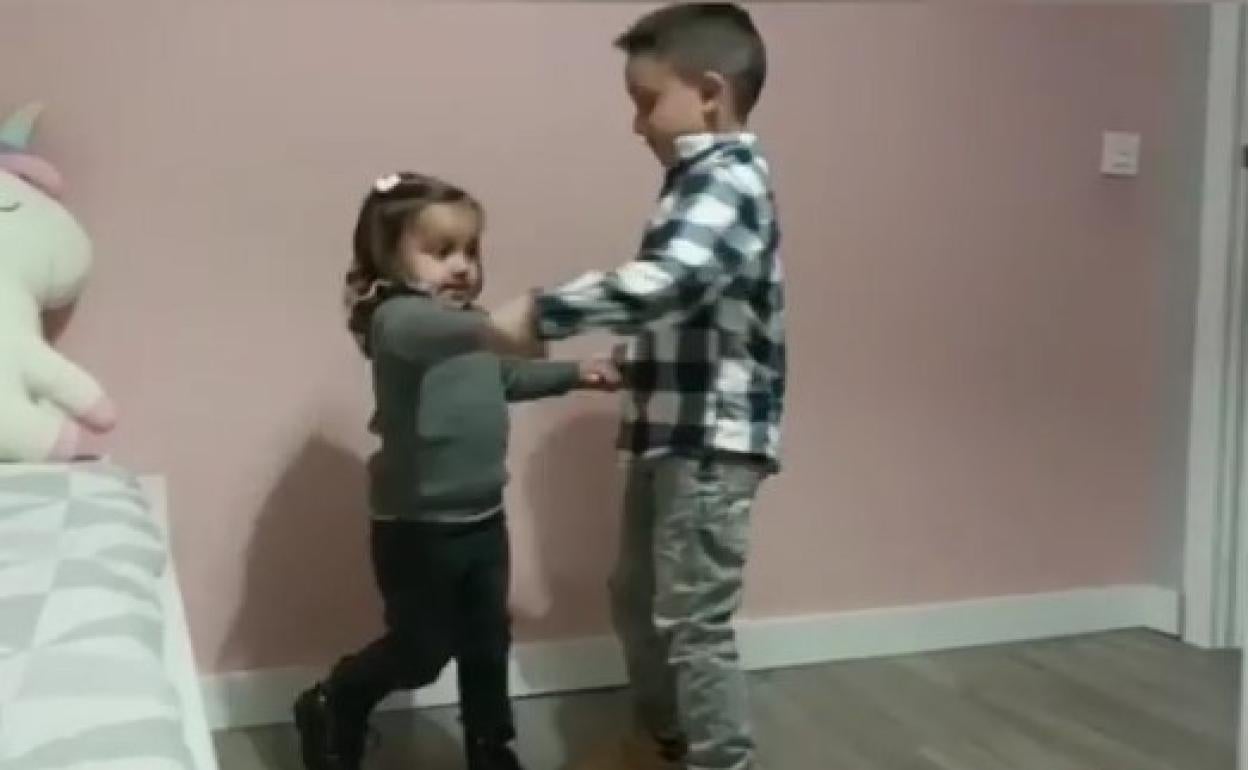 Dos pequeños bailando 'La niña que tiene que bailar'