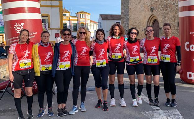 Imagen principal - Fotos de la carrera y Juan Carlos Guzmán, en lo más alto de podiúm