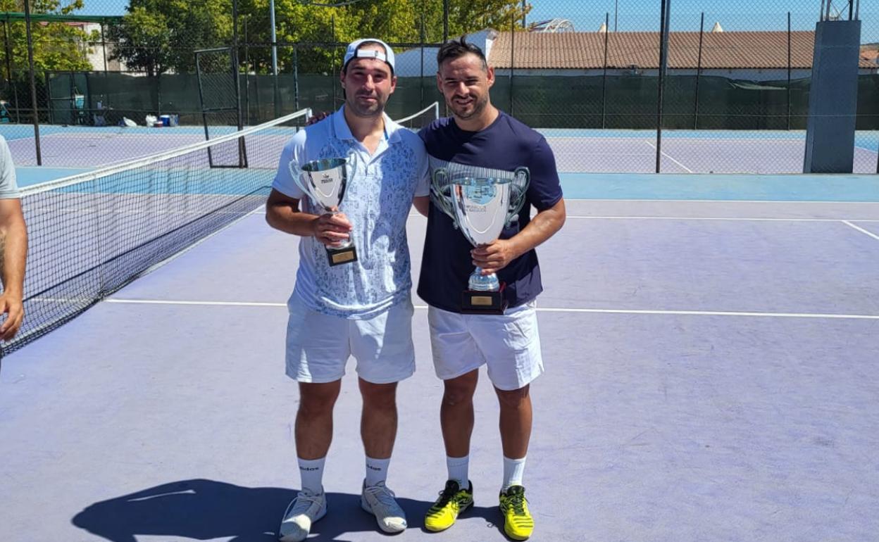 El valverdeño Sebastián recibiendo uno de los trofeos durante el verano