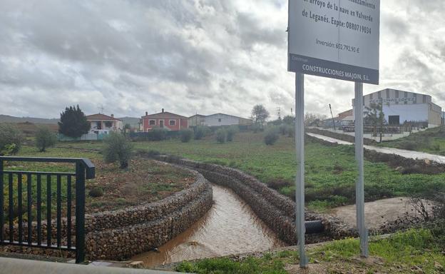 Imagen principal - 1. Nivel del arroyo a su paso por la carretera de Olivenza. 2. Inundación en unos terrenos en la carretera de Táliga. 3. Desprendimiento de un muro en un callejón