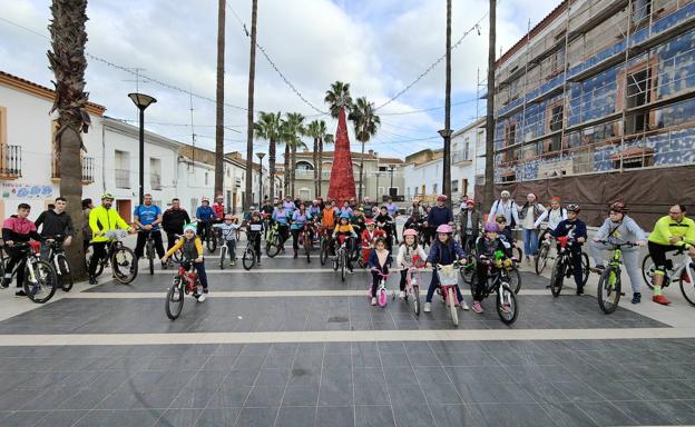 Protagonistas del paseo navideño antes de iniciar el recorrido
