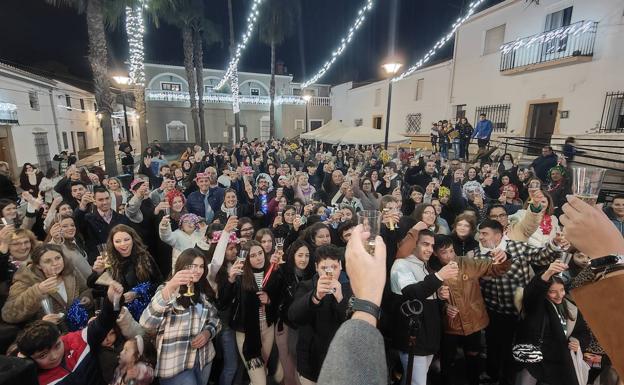 Momento del brindis tras las 12 precampanadas