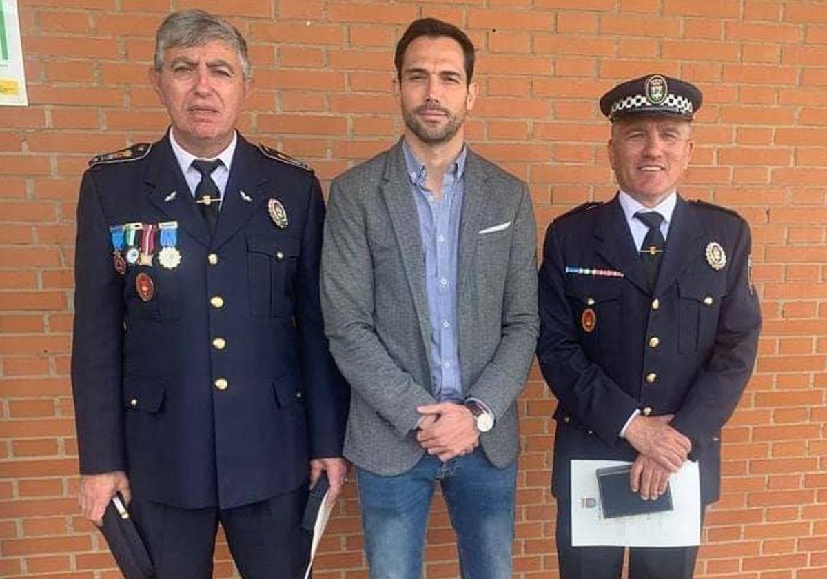 Los agentes Luis Acevedo y José Guareño reciben la Medalla de Oro