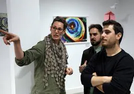 Rocío explica alguna de las obras a los asistentes